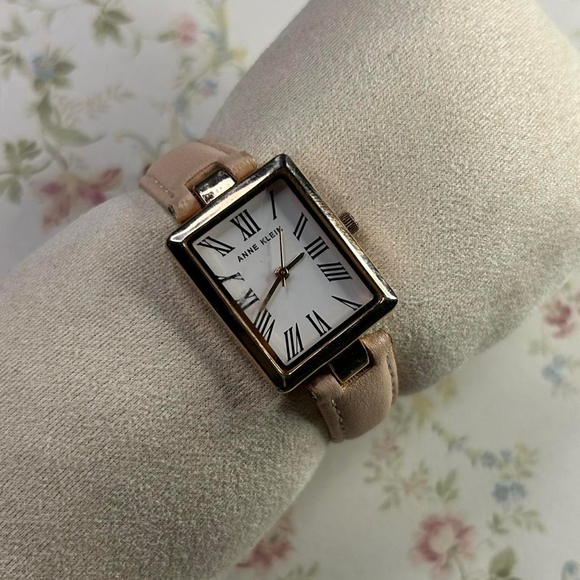 🐞Adorable Baby Pink Leather Band Watch🐞 - Picture 7 of 7